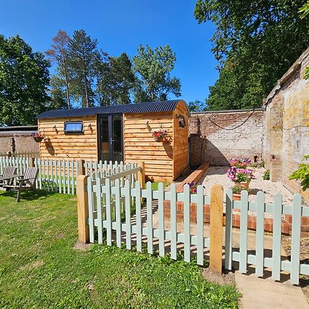 Hotel Gatwick Hideaway Hut Charlwood Exterior foto
