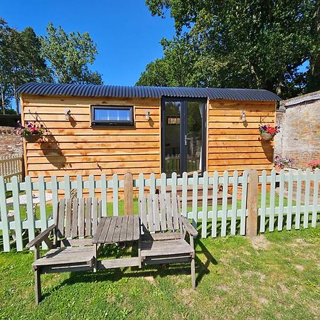 Hotel Gatwick Hideaway Hut Charlwood Exterior foto