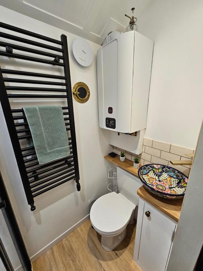 Hotel Gatwick Hideaway Hut Charlwood Exterior foto