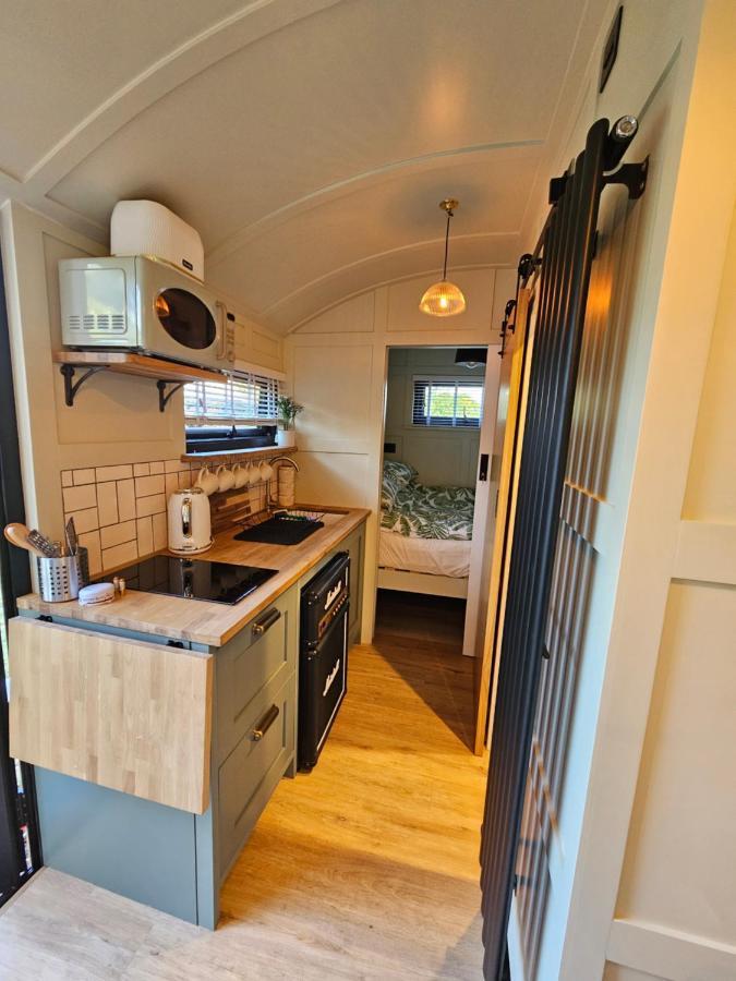 Hotel Gatwick Hideaway Hut Charlwood Exterior foto