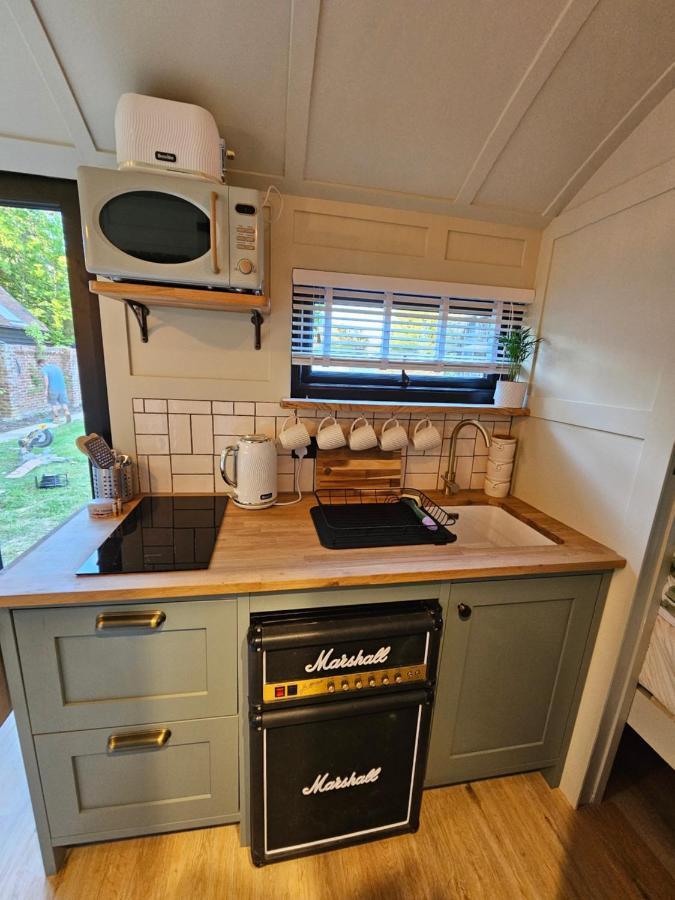 Hotel Gatwick Hideaway Hut Charlwood Exterior foto