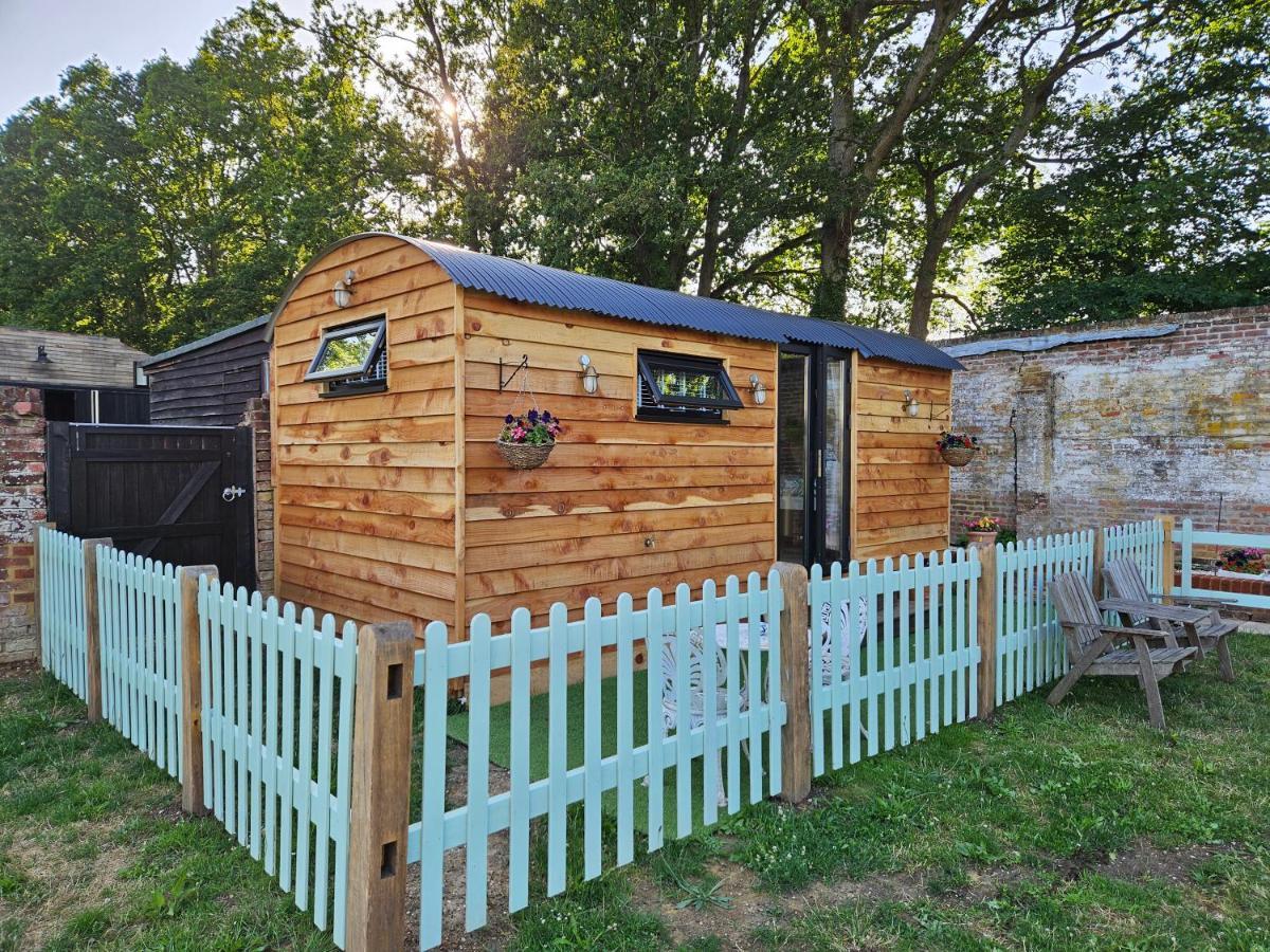 Hotel Gatwick Hideaway Hut Charlwood Exterior foto