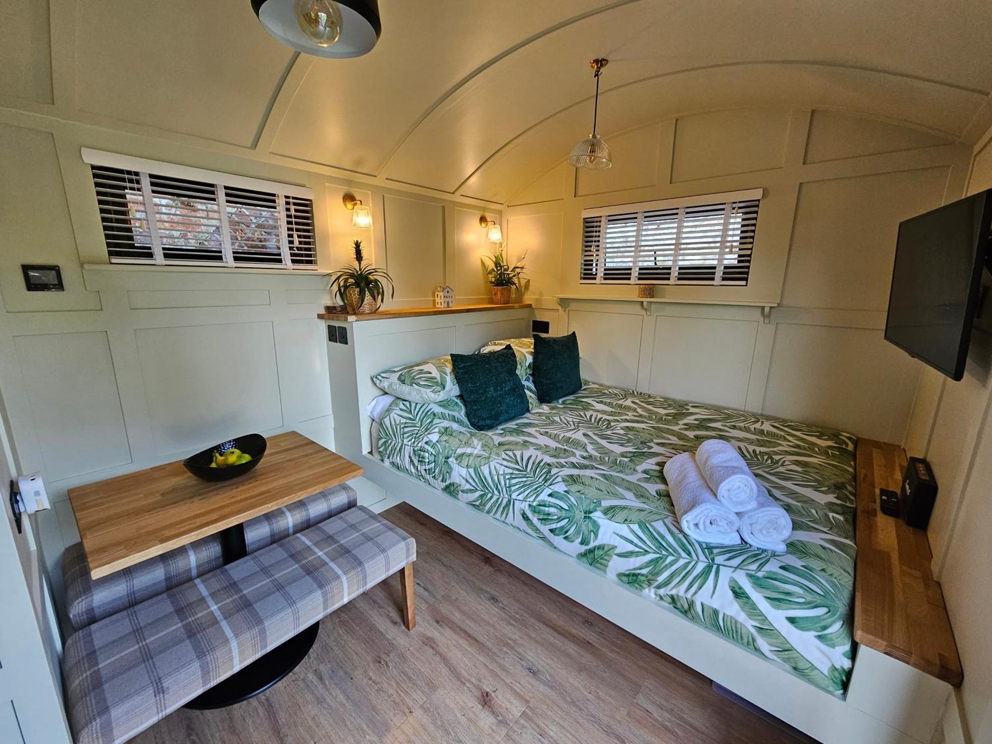Hotel Gatwick Hideaway Hut Charlwood Exterior foto