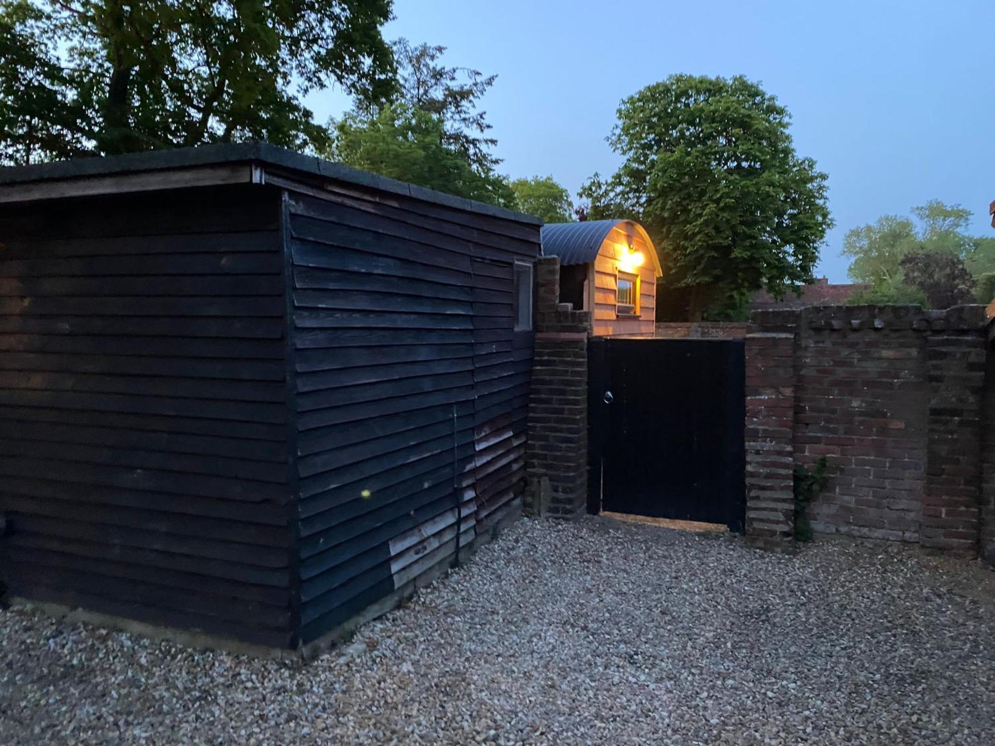 Hotel Gatwick Hideaway Hut Charlwood Exterior foto