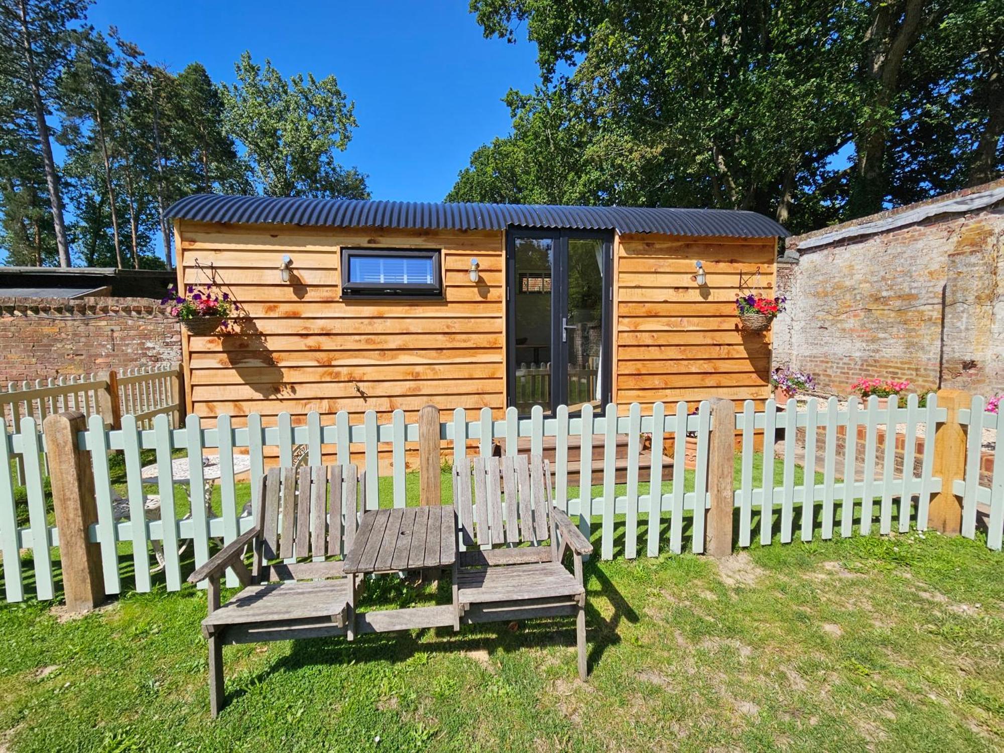 Hotel Gatwick Hideaway Hut Charlwood Exterior foto